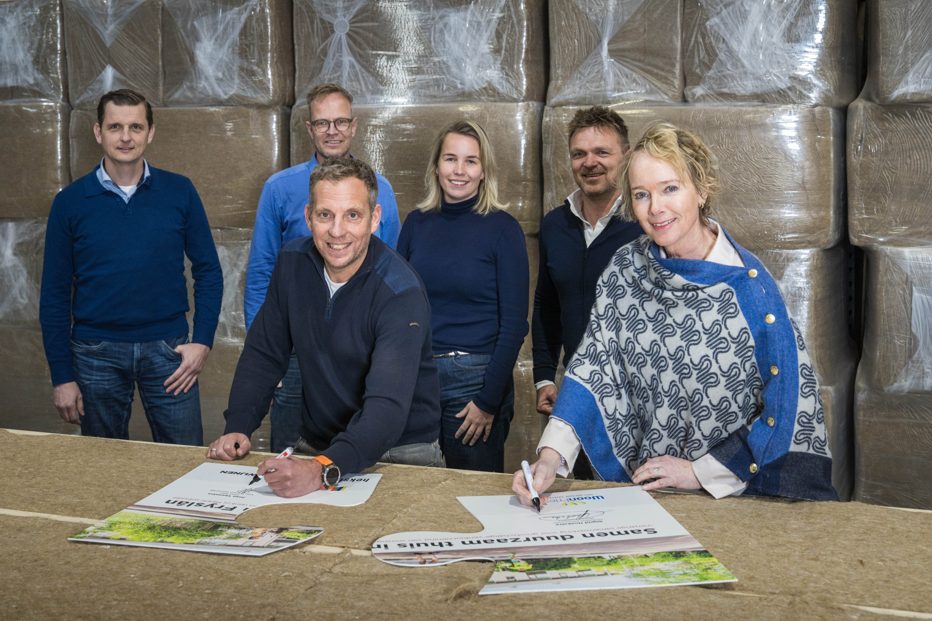 Diverse bestuurders ondertekenen een vierjarige samenwerkingsovereenkomst voor het verduurzamen van honderden sociale huurwoningen in Friesland.