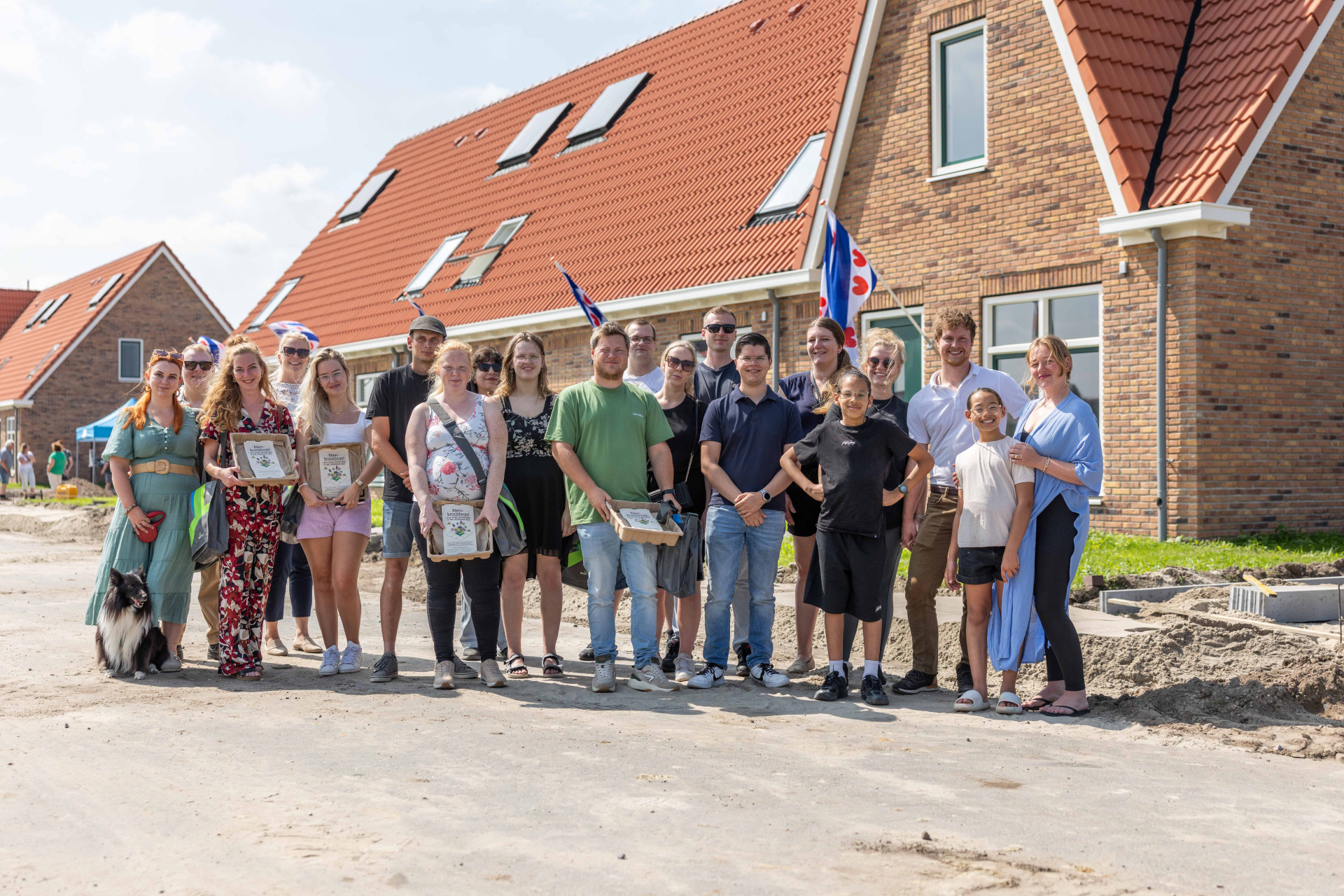 Feestelijke sleuteloverdracht bij de oplevering van 20 nieuwe huurwoningen in Wolvega.