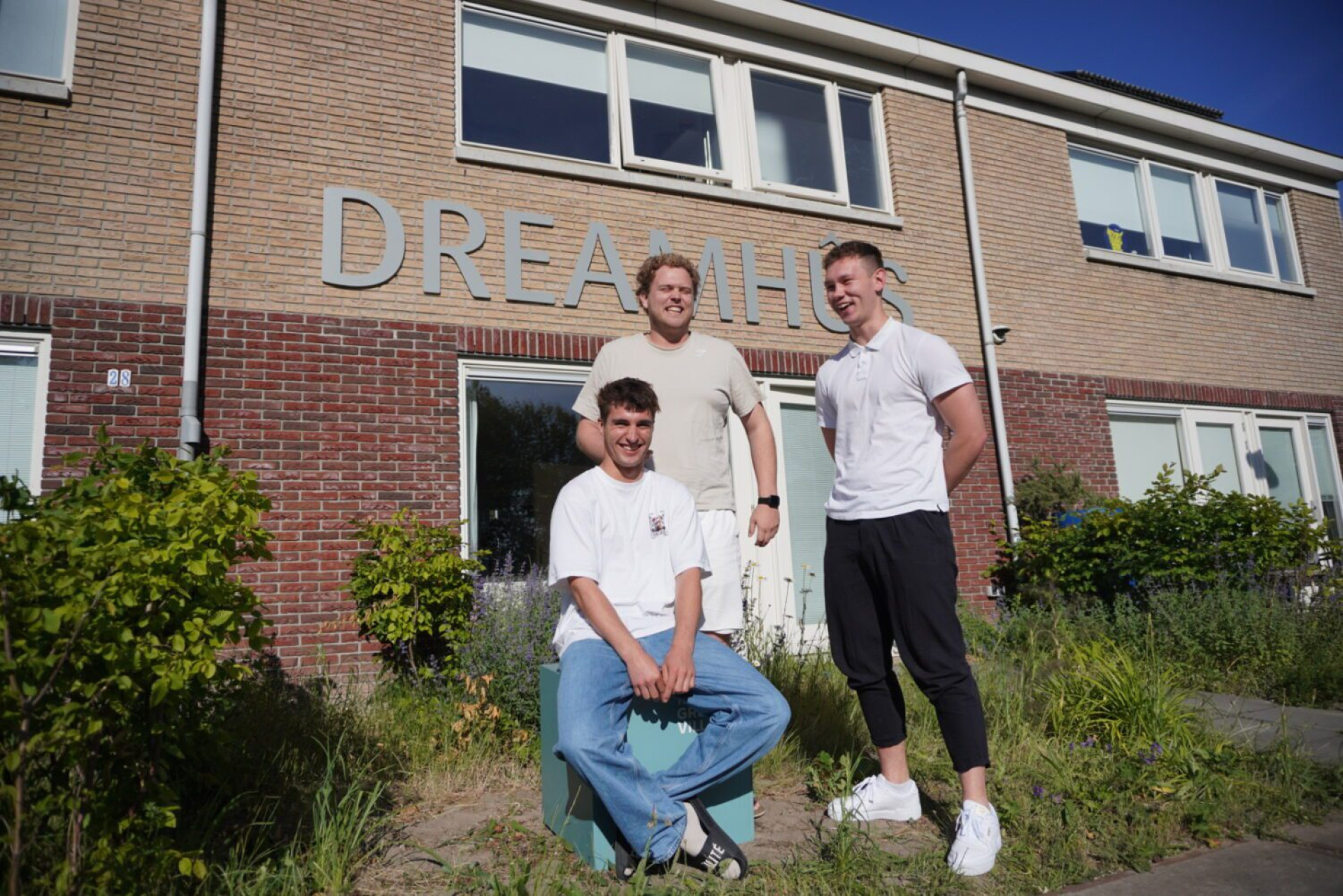 Bewoners en vrienden Zico, Nigel en Jeroen poseren voor hun DreamHûs-woning in Delft.