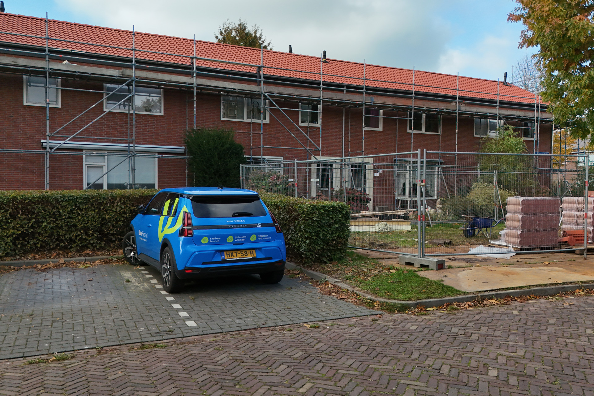 Een dronefoto van het vernieuwen van 35 daken aan de Burgemeester Steenhuizenlaan in Burgum.
