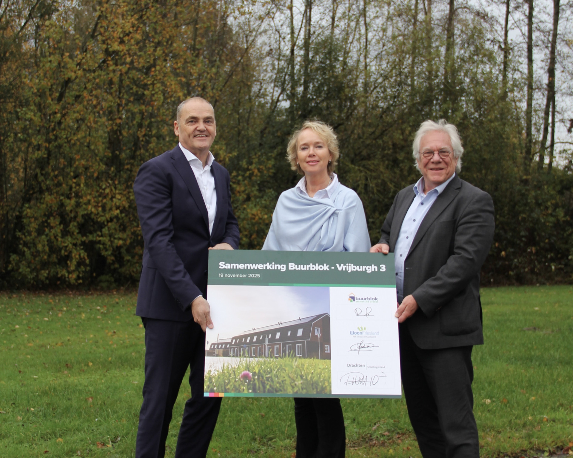 Bestuurders van WoonFriesland, gemeente Smallingerland en Bouwgroep Dijkstra Draisma ondertekenen bouw van Buurtblok-woningen in Drachten.