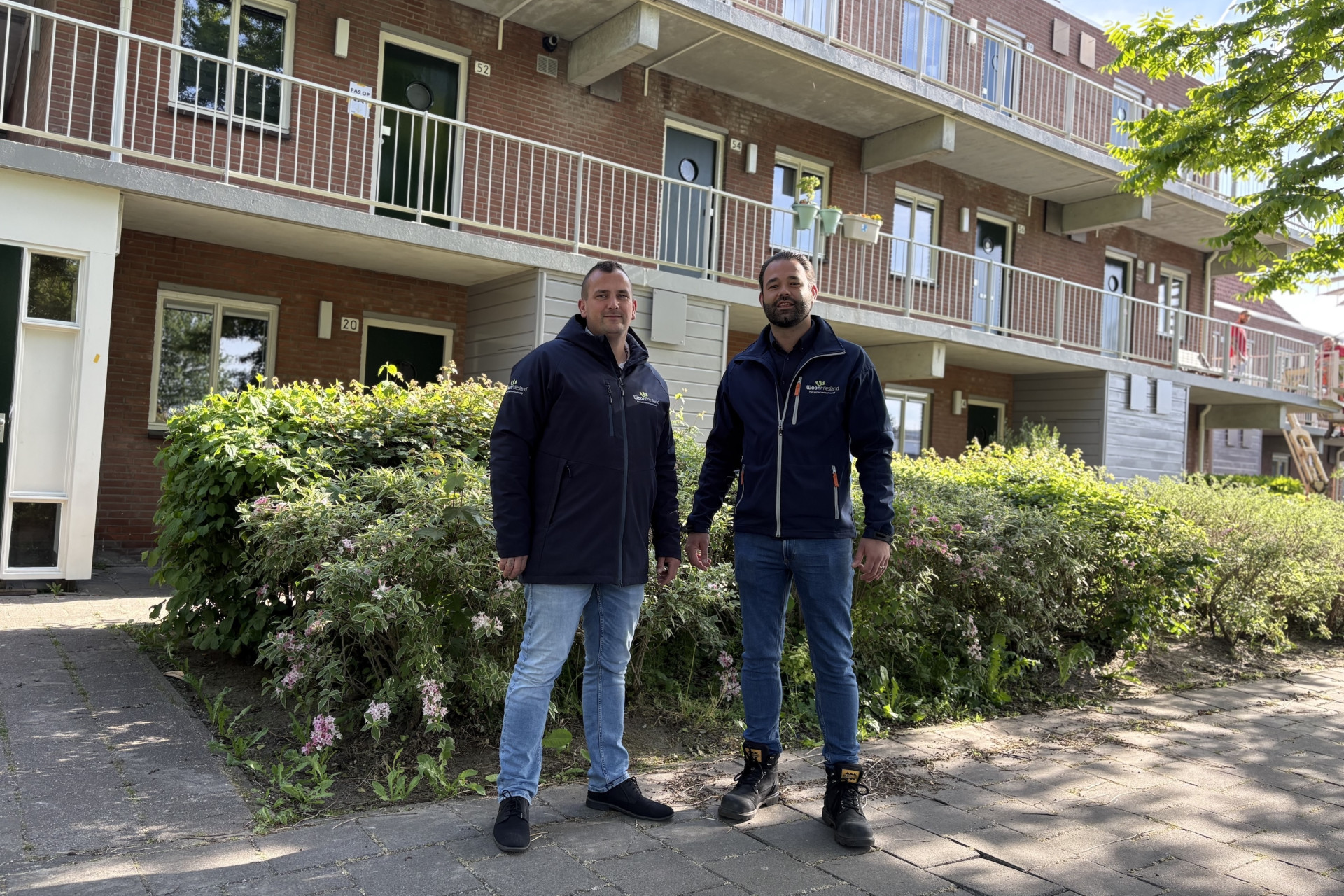Trotse medewerkers WoonFriesland in de Doniastraat.