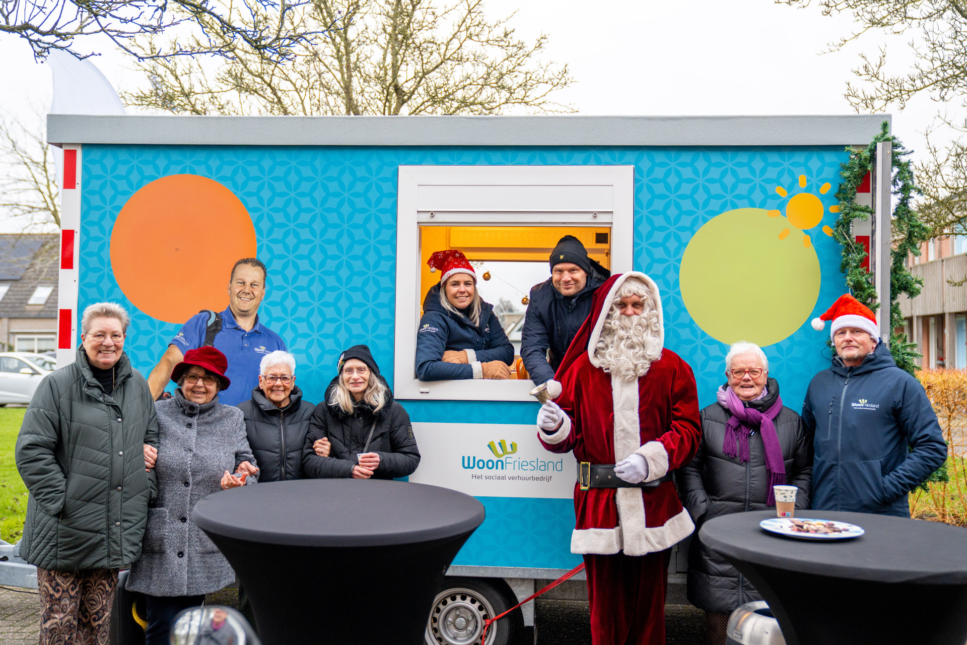 Medewerkers van WoonFriesland trakteren bewoners in de gemeenten Weststellingwerf en Ooststellingwerf op een warme traktatie in december.