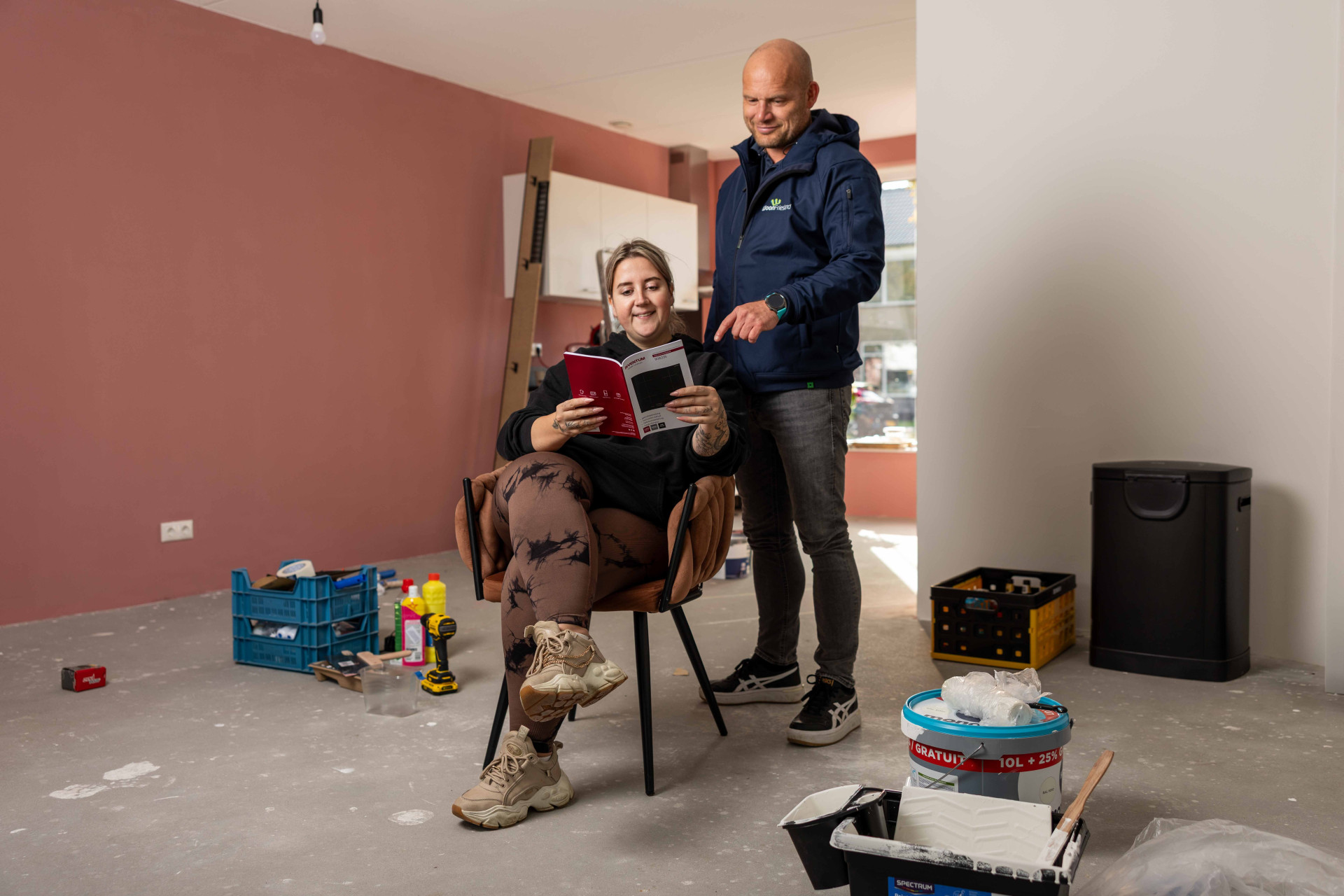 Marieke is druk aan het klussen in haar nieuwe woning en krijgt bezoek van de wijkconsulent van WoonFriesland.