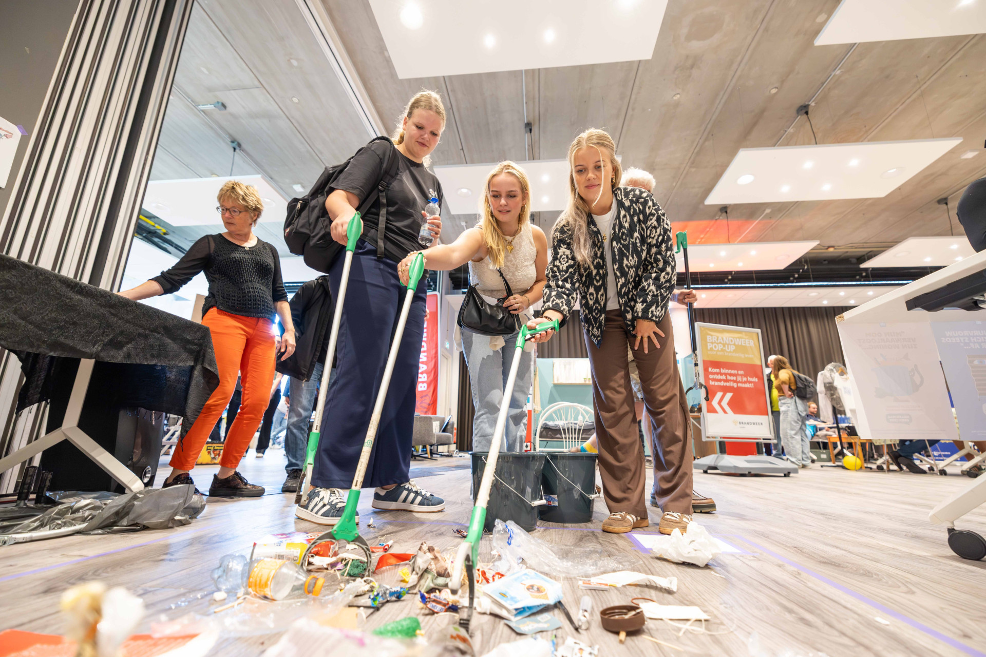 Leerlingen geven het goede voorbeeld in de Vrijheidswijk in Leeuwarden en ruimen de wijk op.