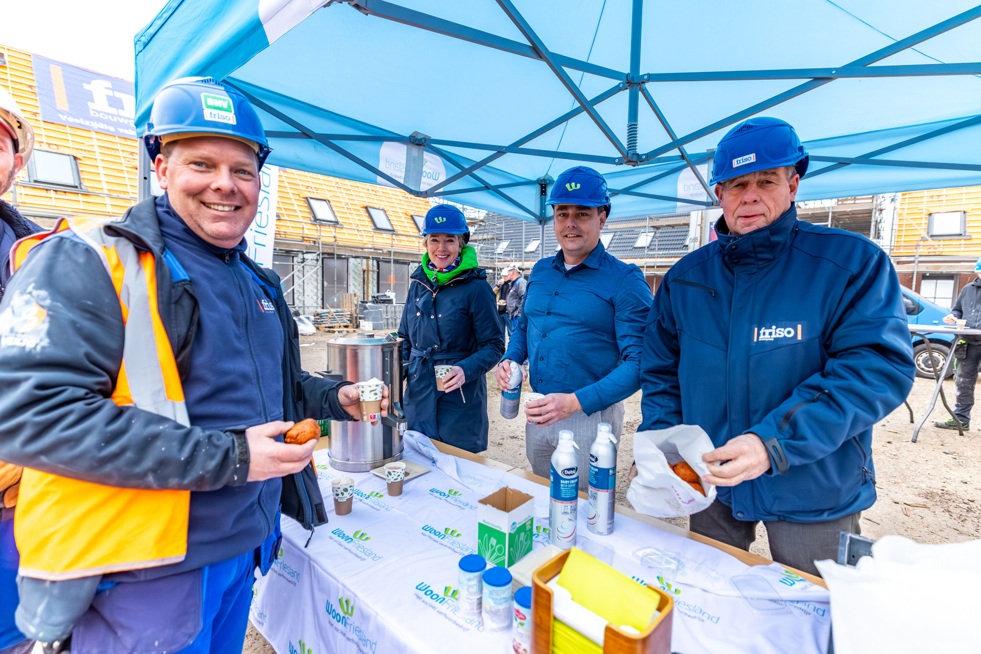Werknemers van Friso Bouwgroep vieren dat alle casco’s van de 42 nieuwe hofjeswoningen aan de Harmen Abmaweg en Willem van Althuisweg in Skoatterwâld klaar zijn.