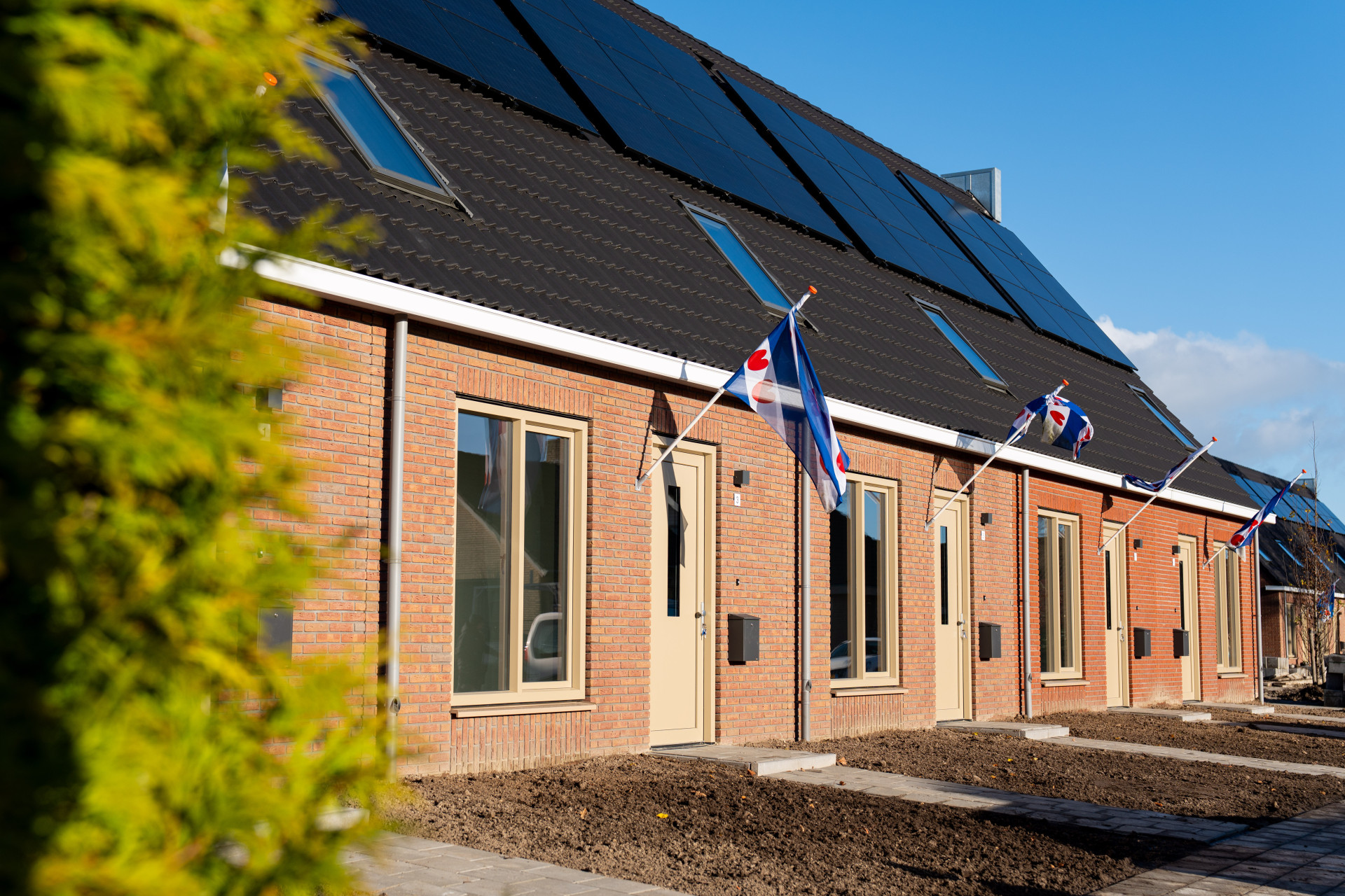 De vlag hangt uit bij de nieuwbouwwoningen aan De Kim in Surhuisterveen.