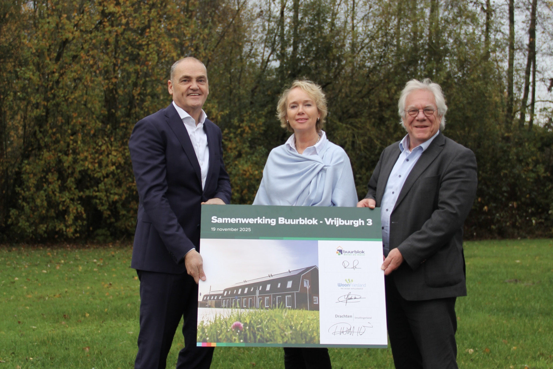 Bestuurders van WoonFriesland, gemeente Smallingerland en Bouwgroep Dijkstra Draisma ondertekenen bouw van Buurtblok-woningen in Drachten.