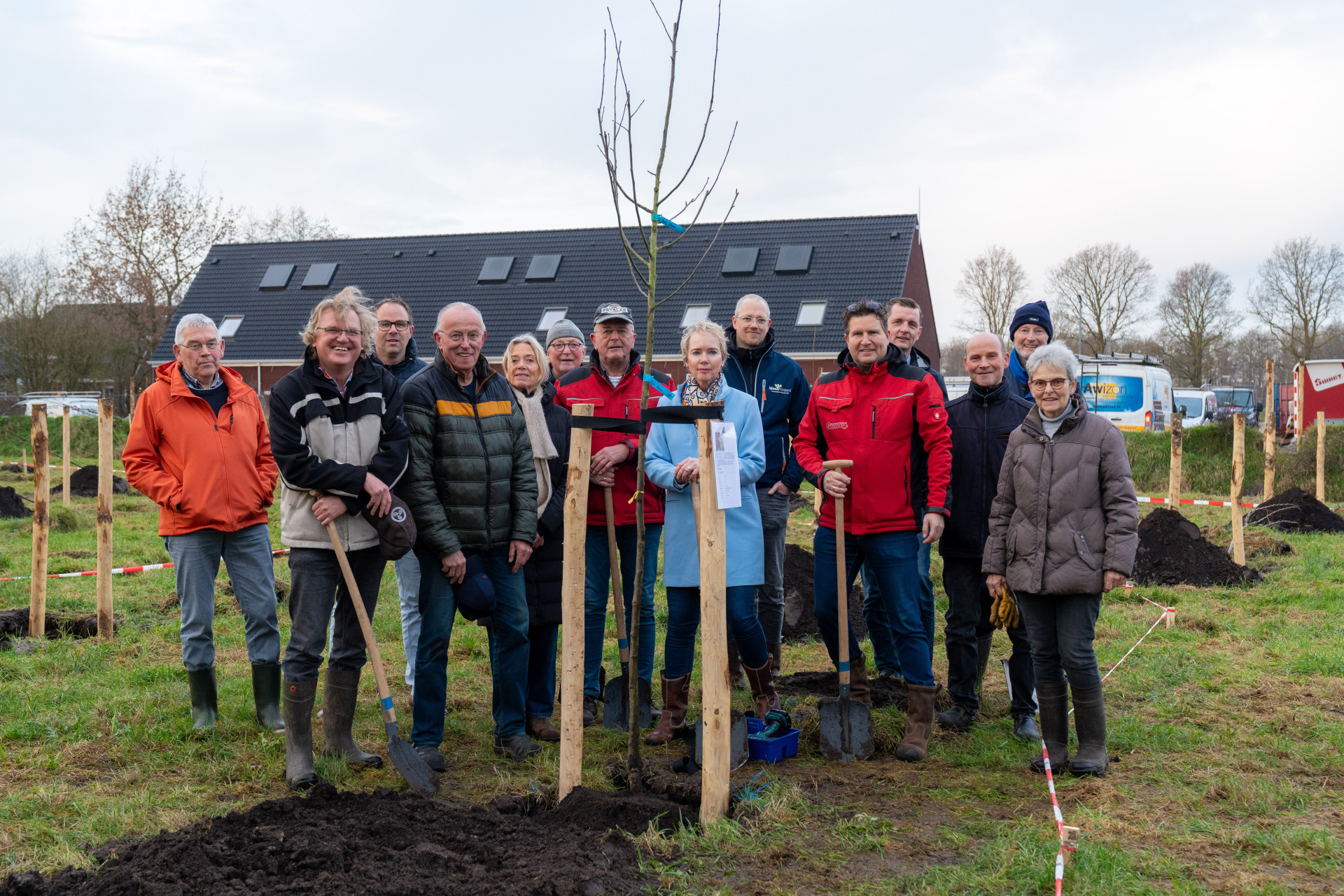 Trotse bewoners poseren in Eastermar bij het nieuwe voedselbos ‘Blauhusbosk’.
