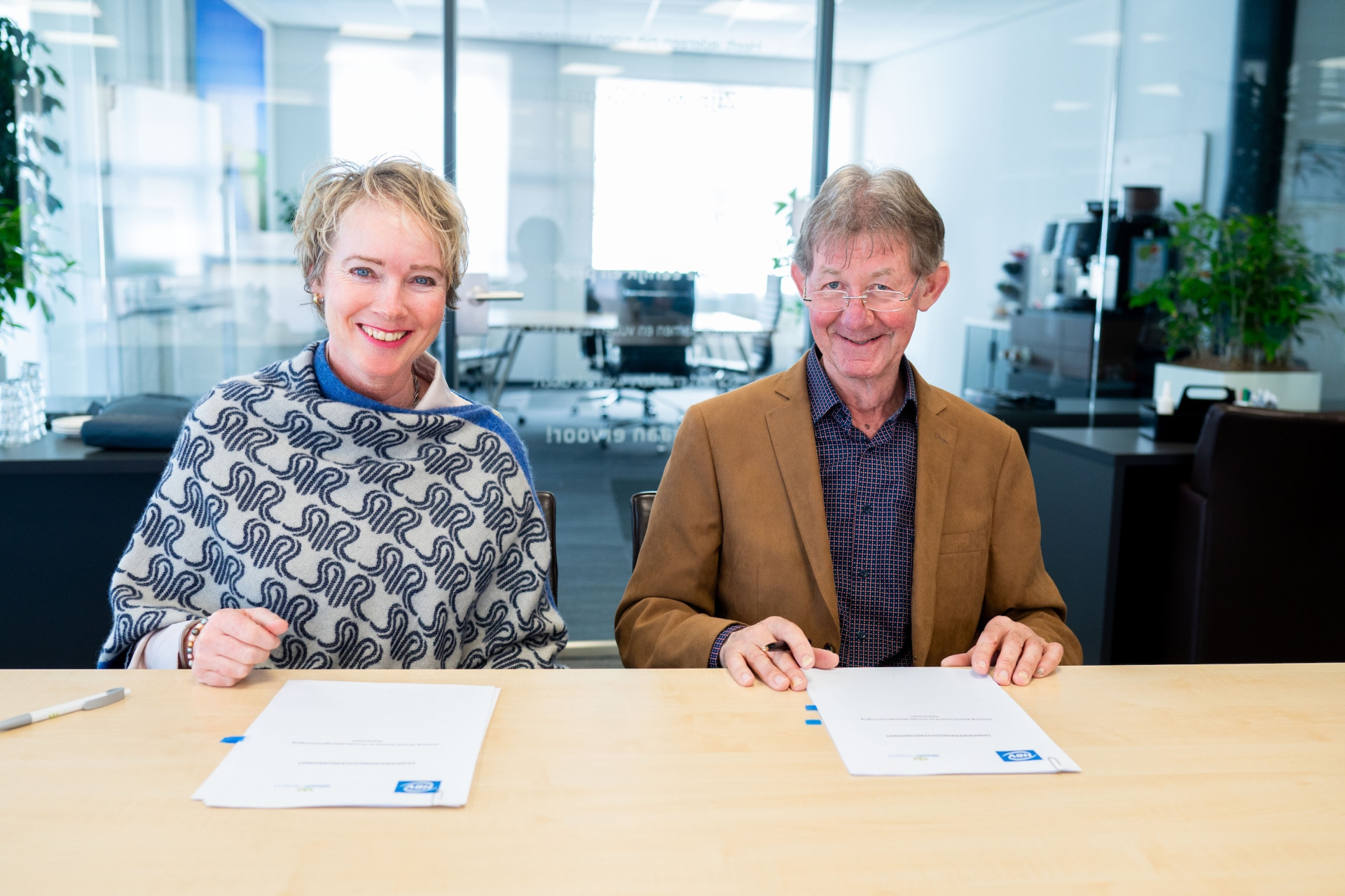 Sigrid Hoekstra namens WoonFriesland en Marik van Wijk namens de Huurdersbelangenvereniging Heerenveen ondertekenen de samenwerkingsovereenkomst.