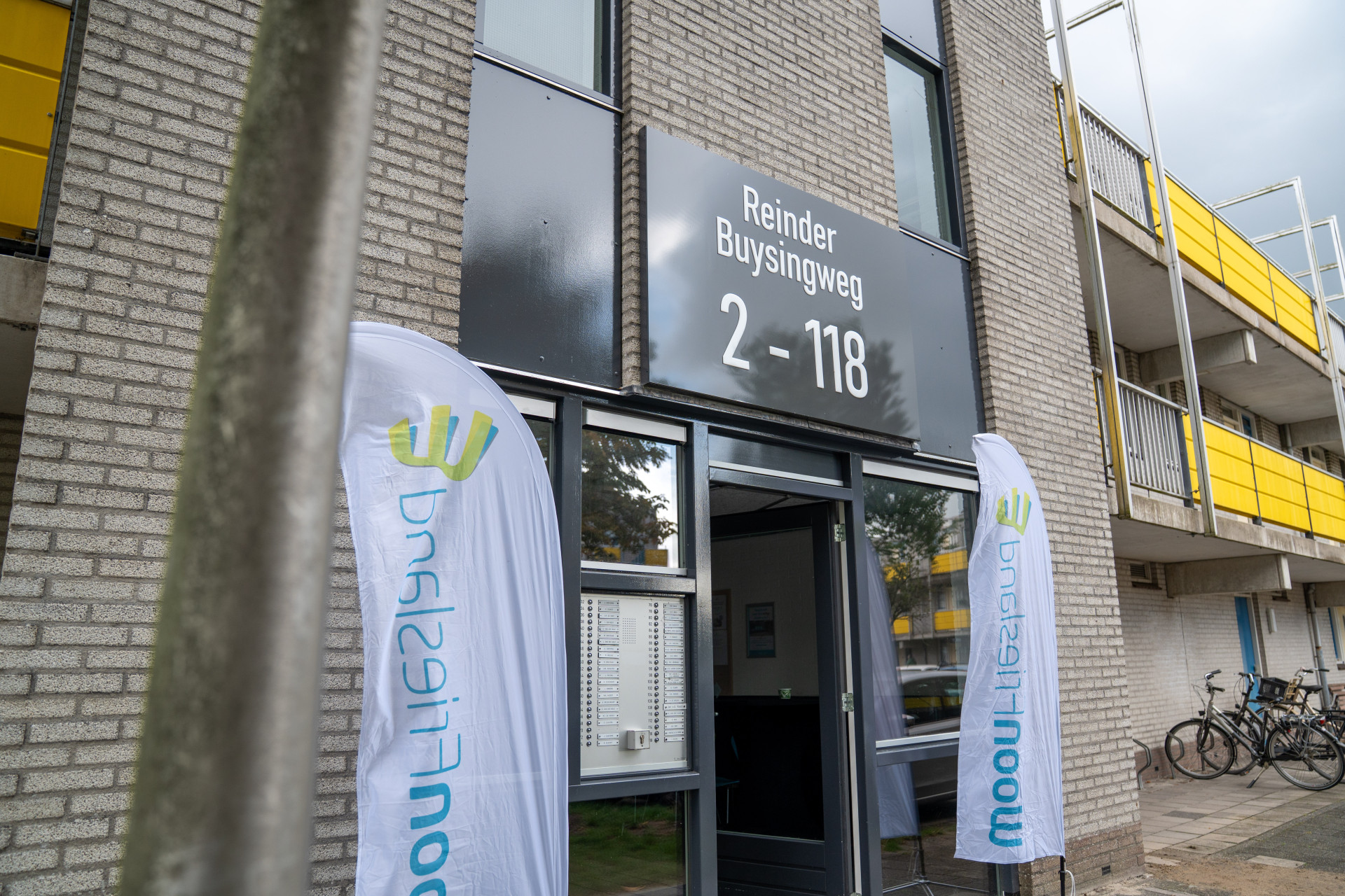 Een nieuw naambord boven de ingang van het appartementencomplex aan de Reinder Buysingweg in Leeuwarden.