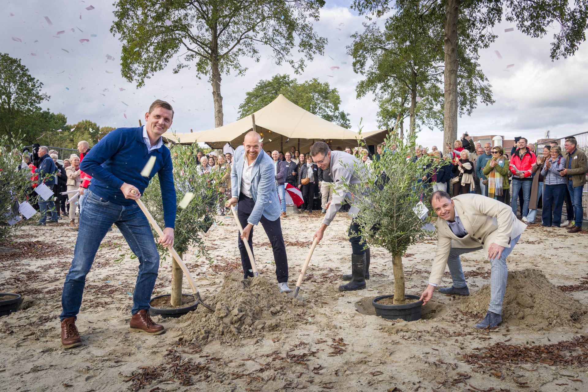 Ter gelegenheid van de start bouw van 22 energiezuinige sociale huurwoningen aan de Melkemastate in Camminghaburen worden er nieuwe bomen geplant.