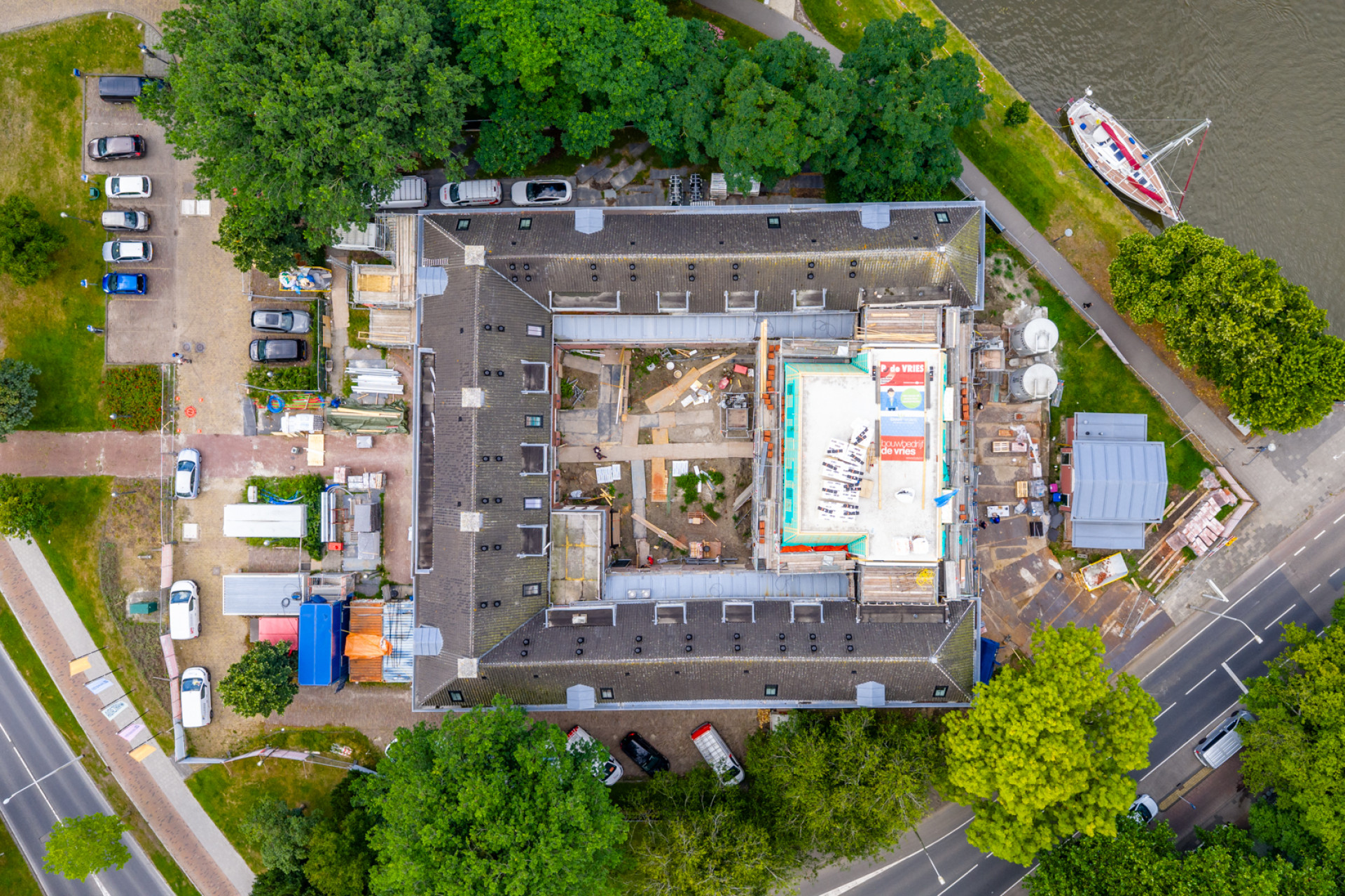 Een dronefoto van de bouwplaats van De Wissesdwinger in Leeuwarden.