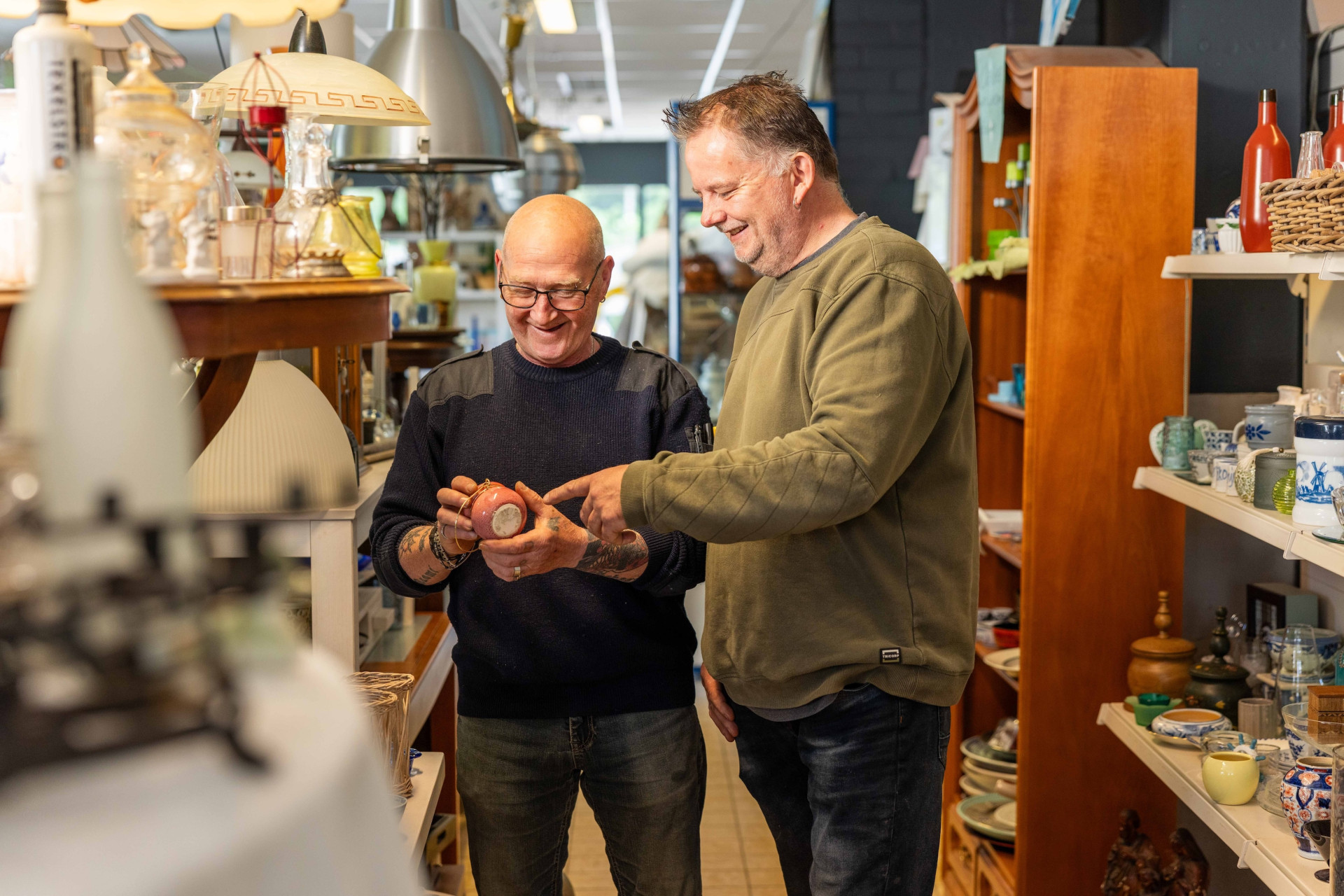 Twee medewerkers van kringloopwinkel De Trisken in Drachten.