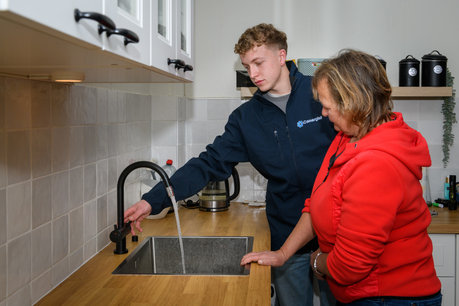 Een jongeman demonstreert het gebruik van de Control Flow aan een vrouw.