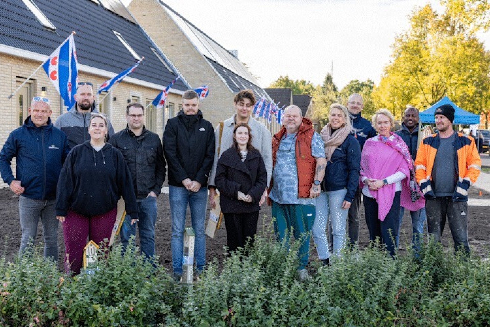 Blije gezichten tijdens de sleuteloverdracht van de tien nieuwbouwwoningen aan De Wilpkamp in Donkerbroek.