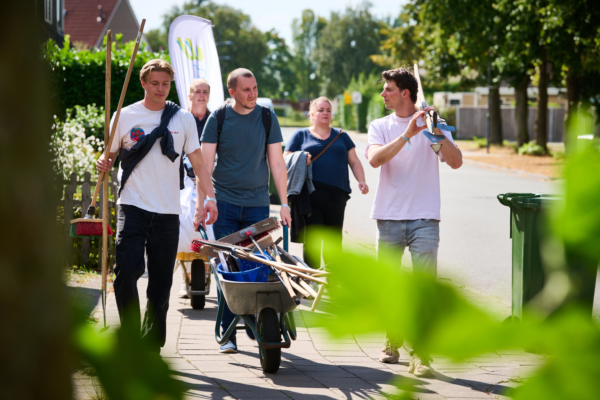 Medewerkers van WoonFriesland steken de handen uit de mouwen in Nijehaske tijdens Samen Buurten.