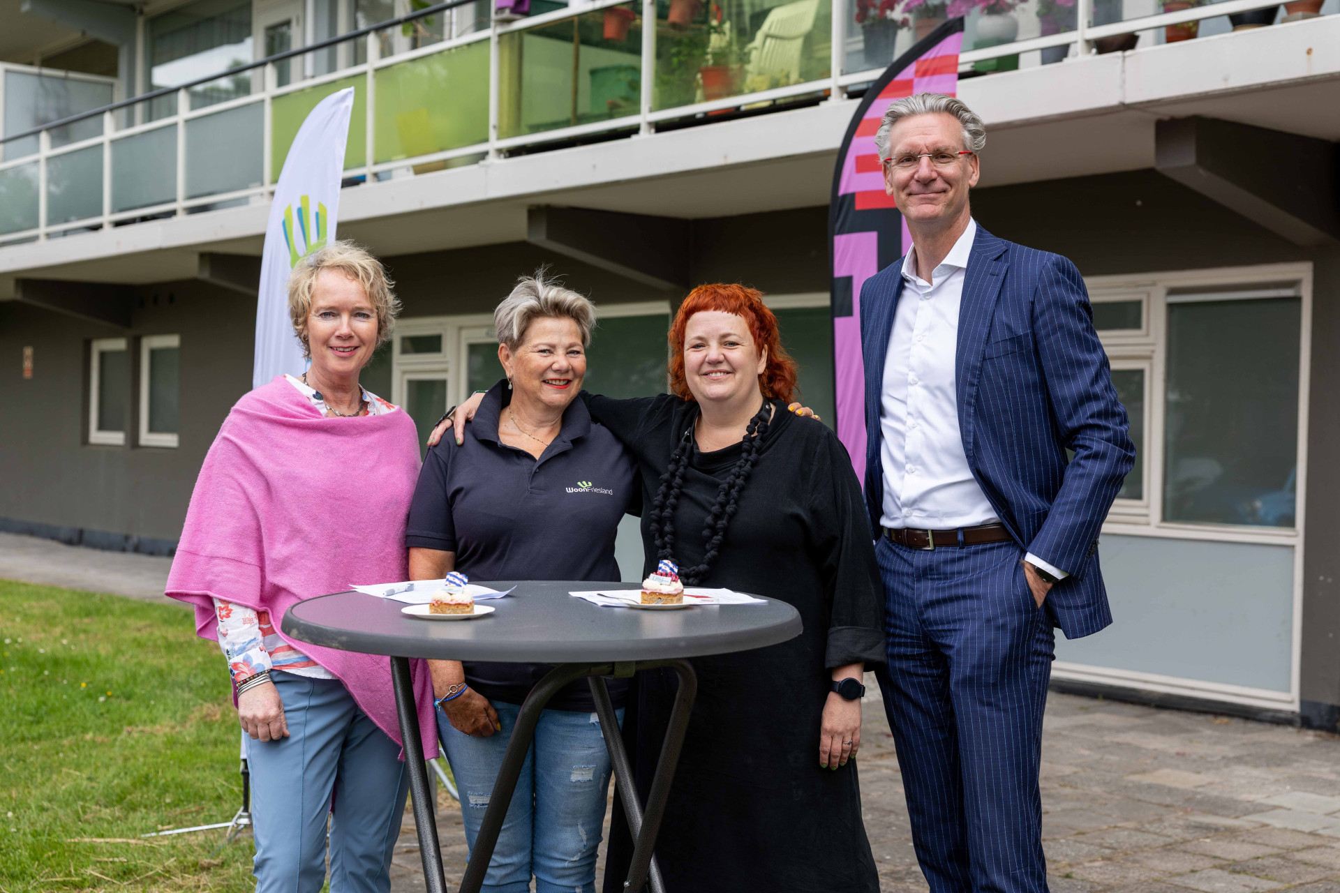 Vrolijke gezichten bij de opening van het Living Lab in de wijk Bilgaard in Leeuwarden.