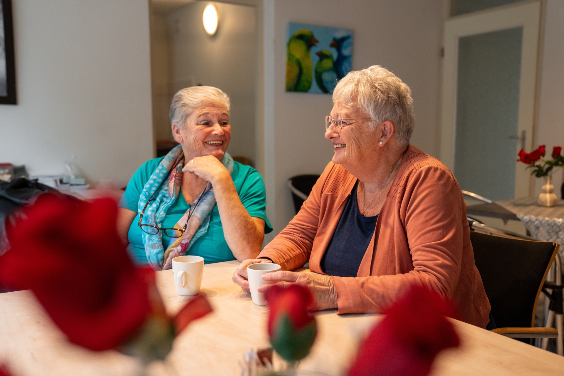 Twee bewoonsters aan tafel met kopjes koffie in de Berglaanflat in Drachten.